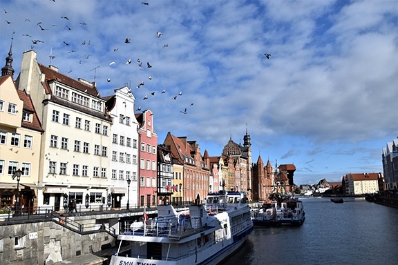 https://www.seniorlivingmag.com/wp-content/uploads/2023/12/aa-Sailing-Solo_Marilyn-Jones_The-included-tour-takes-guests-to-the-historic-centre-of-Gdansk-Poland.jpg